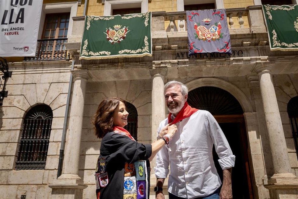 La alcaldesa de Teruel, EMma Buj, ayuda a colocarse el pañuelo festivo al presidente de Aragón, Jorge Azcón, este sábado en Teruel.