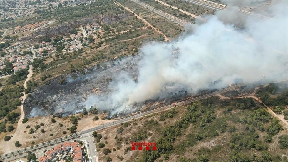 Un incendio en Mont-roig del Camp (Tarragona) obliga a confinar una urbanización y a cortar el tren
