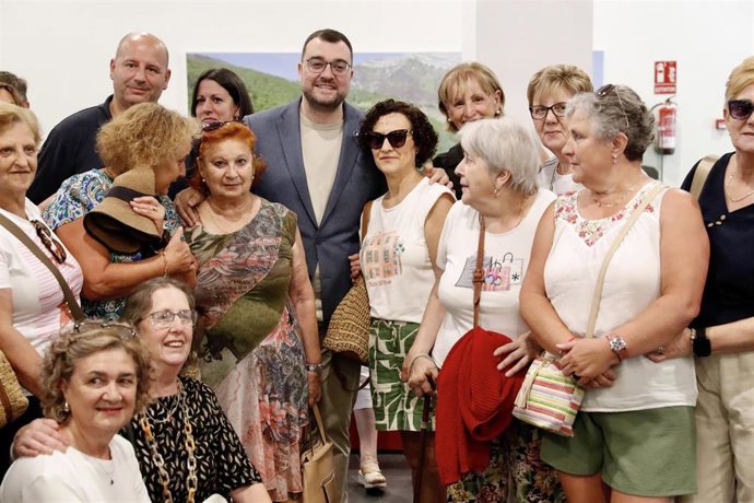 El presidente del Principado, Adrián Barbón,  en el encuentro cultural  de las polas, en Sobrescobio.