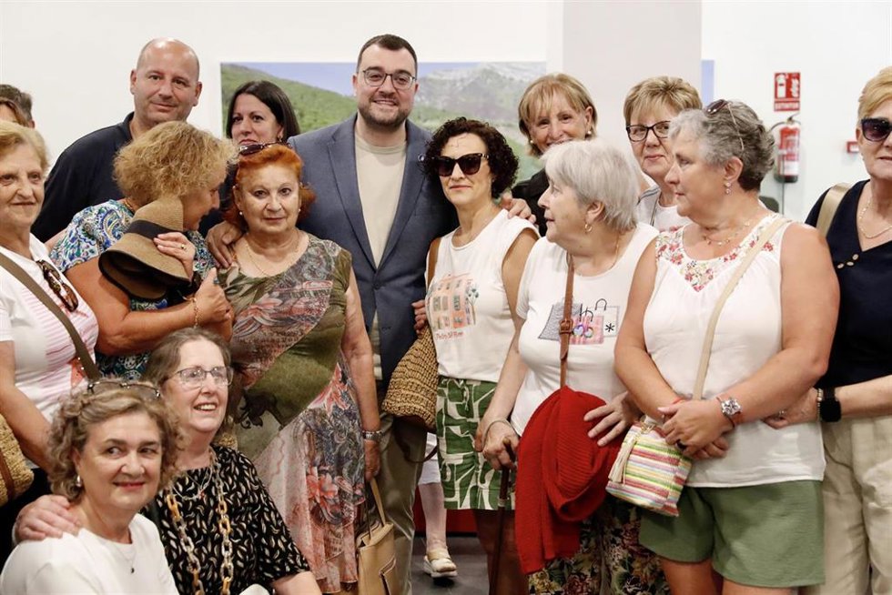 El presidente del Principado, Adrián Barbón,  en el encuentro cultural  de las polas, en Sobrescobio.