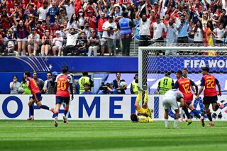 10 July 2026, US, Inglewood: Spain's Mikel Merino (L) celebrates scoring his side's second goal during the 2026 FIFA World Cup quarterfinal soccer match between Spain and Belgium at Los Angeles Stadium. Photo: Dirk Waem/Belga/dpa