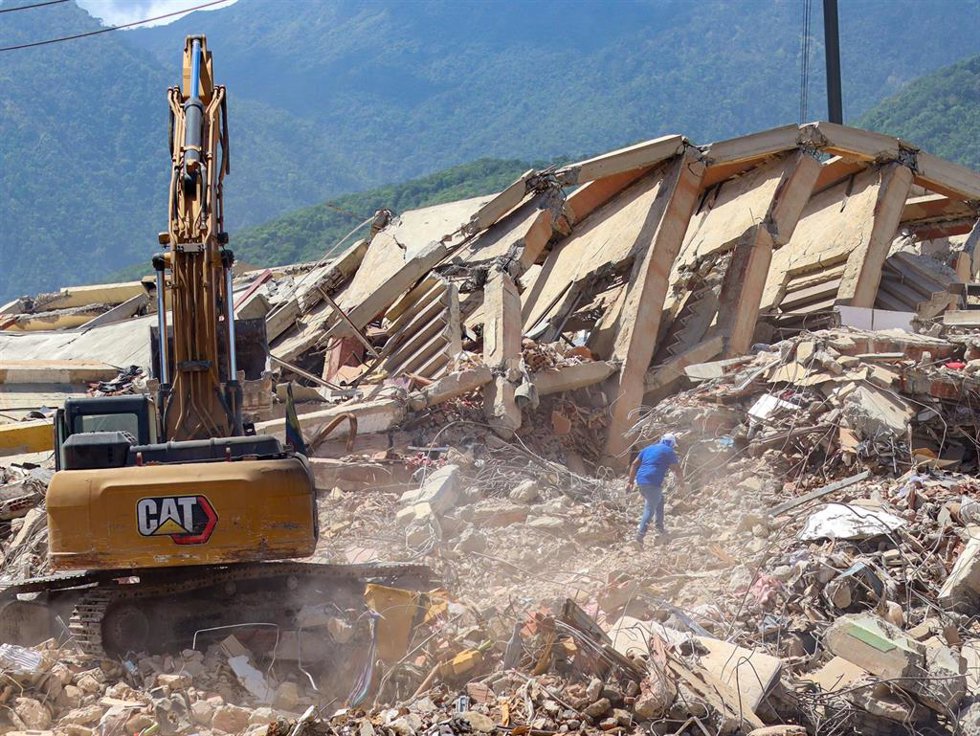 Tareas de reconstucción y salvamento en La Guaira (Venezuela) por el doble terremoto del 24 de junio (imagen de archivo) 