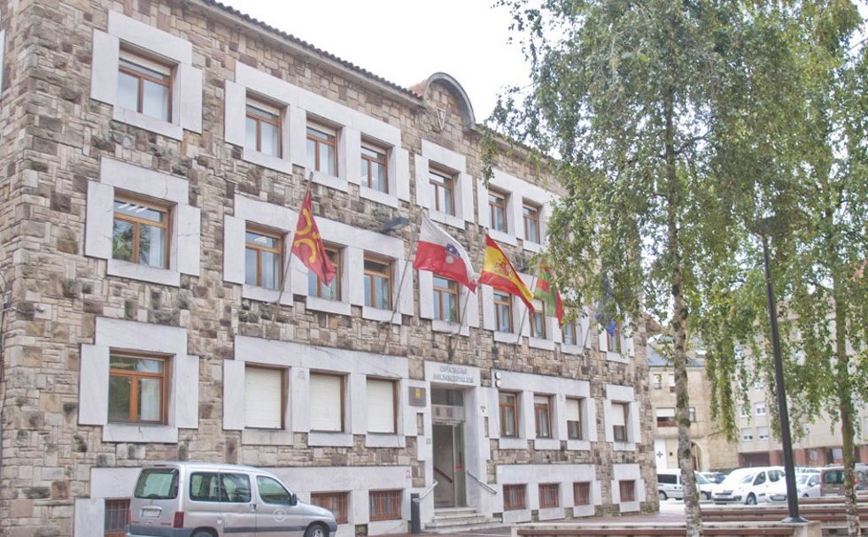 Archivo - Sede del Ayuntamiento de Torrelavega en la plaza Baldomero Iglesias.-ARCHIVO