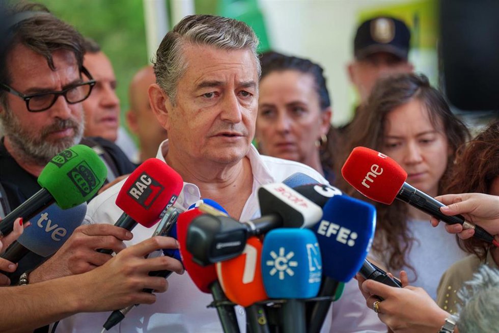 El consejero de Presidencia, Emergencias y Sanidad, Antonio Sanz, en el puesto de mandos en el incendio de Los Gallardos (Almería)