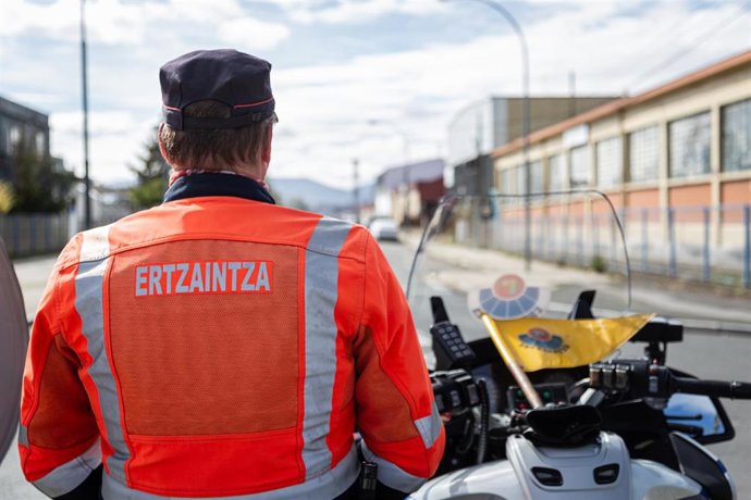 Archivo - Un agente de la Ertzaintza realiza un control 