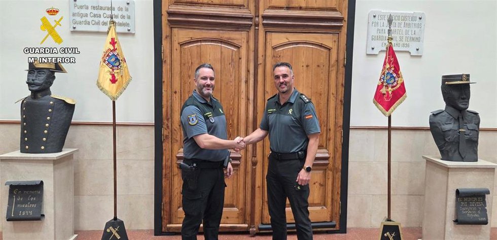 Coronel jefe felicitando al agente que ha evitado la agresión a los menores.