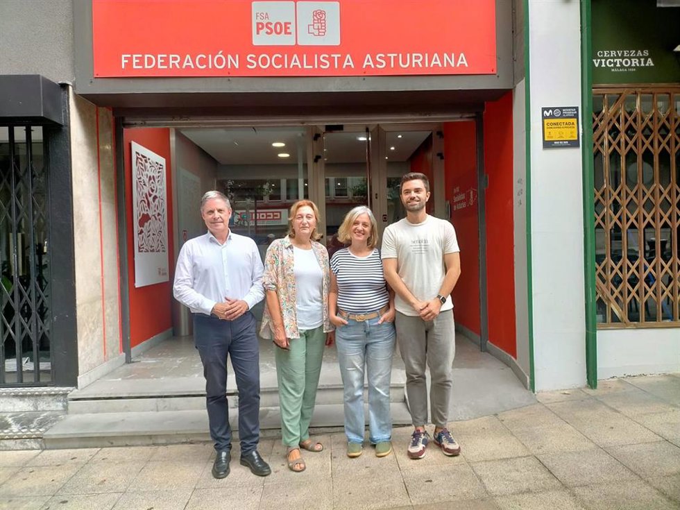 Los tres candidatos a las primarias a la AMSO-PSOE, Enrique Fernández Nuño, Almudena Cueto y Sergio Llera, junto a la secretaria general de la AMSO, Delia Losa.