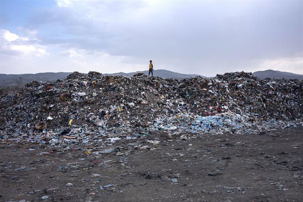 Archivo - Un niño sobre un vertedero en la ciudad de Adwa (Tigray, Etiopía) 