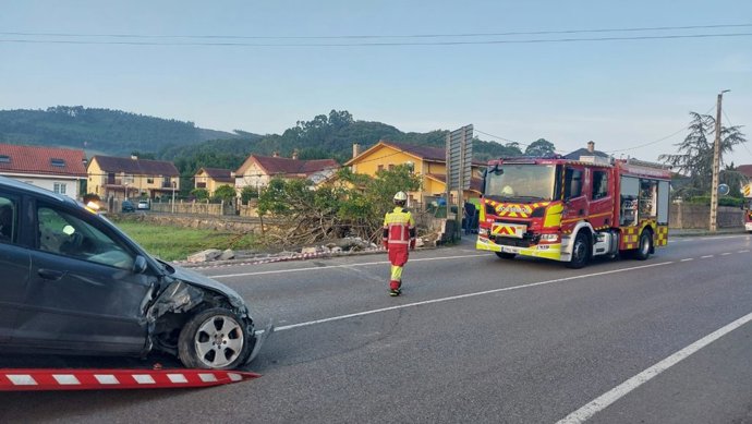 Bomberos trabajando en la zona