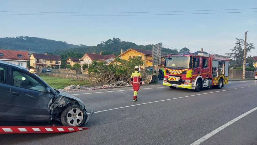 Bomberos trabajando en la zona