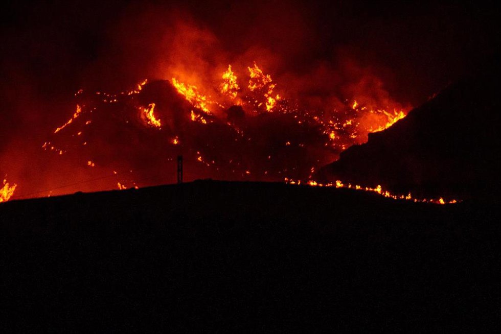 Imágenes nocturnas del incendio forestal de los Gallardos (Almería)