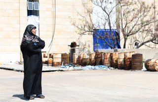 Archivo - April 8, 2026, Beyrouth, LEBANON: A woman pictured at a visit to the red cross shelter in the Camille Chamoun sports city stadium, in South Beyrouth, Lebanon, part of a diplomatic visit of the Belgian Foreign Minister to Lebanon and Jordan, Wedn
