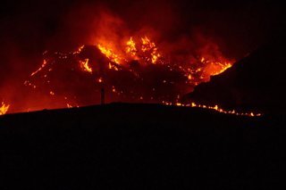 Imágenes nocturnas del incendio forestal de los Gallardos (Almería), a 10 de julio de 2026, en Los Gallardos, Almería, Andalucía (España). El incendio forestal declarado este jueves, 9 de julio, en la localidad almeriense de Los Gallardos deja once fallec