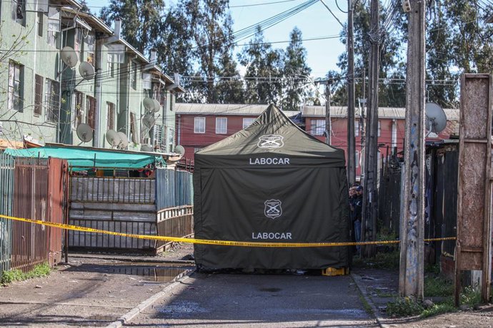 Santiago, 21 de septiembre de 2025.   El Laboratorio de Criminalistica de Carabineros junto a fiscalia ECOH indagan en el homicidio por impacto de bala de un sujeto en  pasaje Estacion Chiguayante en Villa El Volcan en la comuna de Puente Alto  Diego