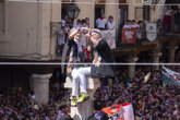 Foto: Un beso para la eternidad corona la puesta del pañuelo rojo al Torico en las Fiestas de la Vaquilla de Teruel