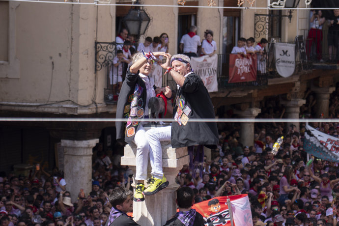 Pilar y Javier dibujan un corazón con sus manos tras colocar el pañuelo rojo al Torico en el inicio de las Fiestas de La Vaquilla de Teruel. 