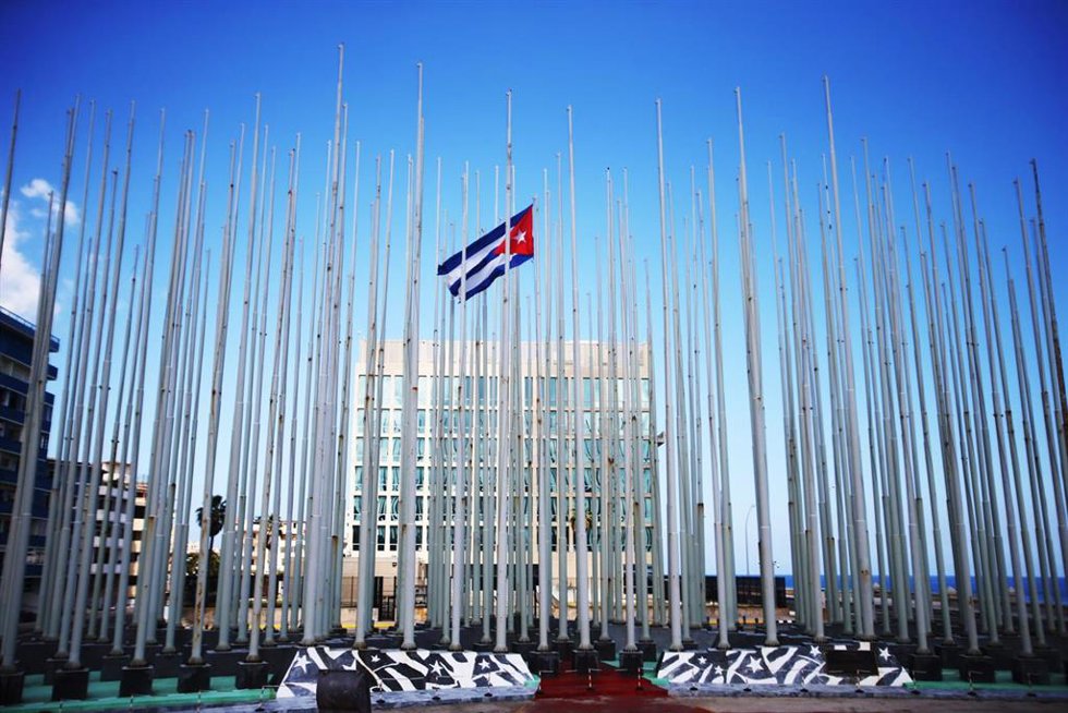 Archivo - Una bandera de Cuba frente a la Embajada de Estados Unidos en La Habana (archivo)