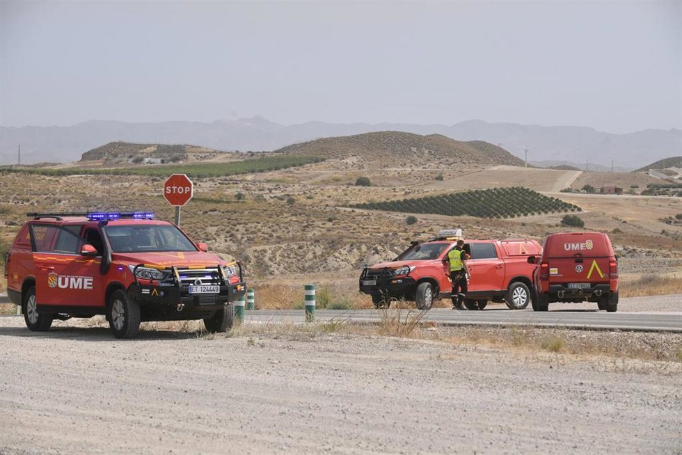 Varias furgonetas de la UME, frente al incendio forestal, a 10 de julio de 2026, en Los Gallardos, Almería, Andalucía (España). 
