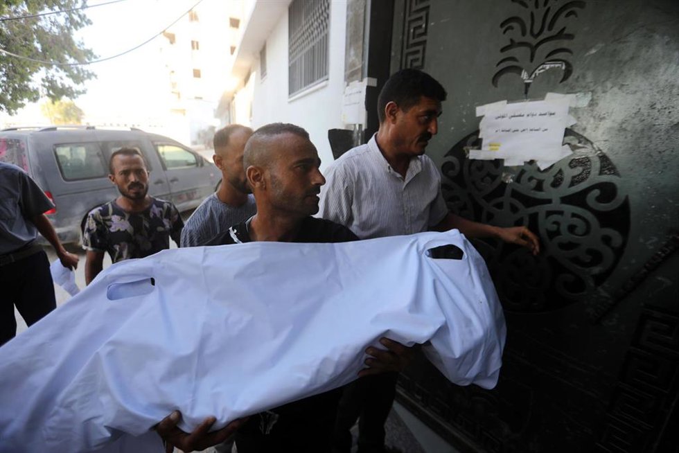 Traslado de un cadáver palestino al Hospital Al Shifa, en la Franja de Gaza