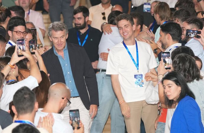 (I-D) El presidente del PP, Alberto Nuñez Feijóo; el presidente de la Junta de Castilla y León, Alfonso Fernández Mañueco; y el nuevo presidente de las Nuevas Generaciones del PP, Ignacio Dancausa