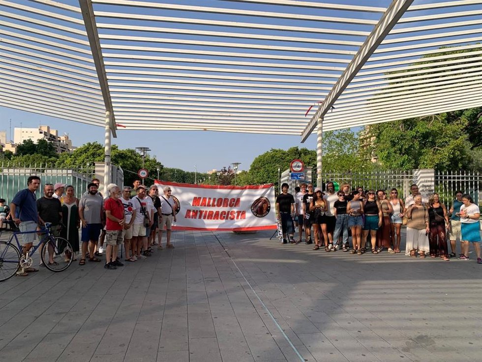 Decenas de personas se concentran en Palma en contra el Pacto Europeo de Migración y Asilo