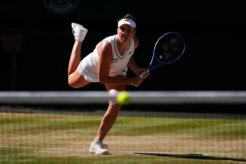 Linda Noskova, durante un partido en el torneo de Wimbledon.