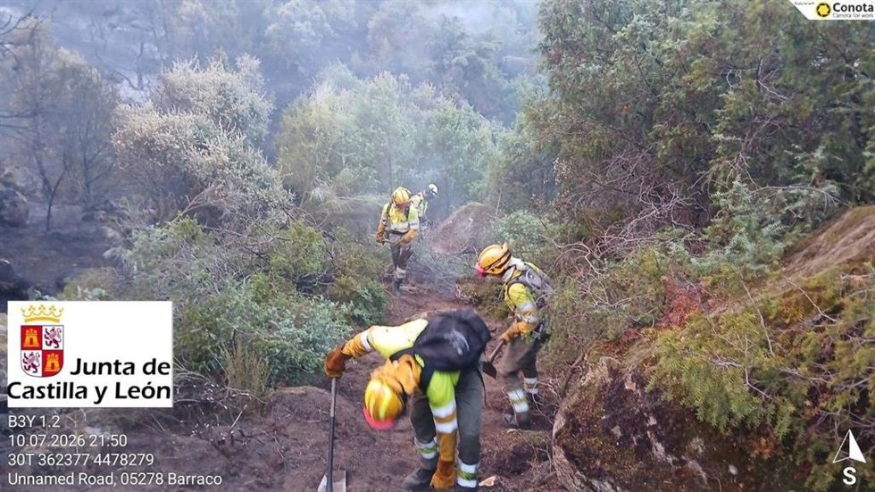 Imagen de miembros de operativo de incendios en El Barraco (Ávila)