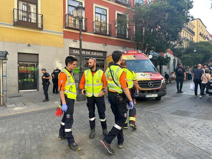 Servicios de emergencias intervienen tras un apuñalamiento en un local de Lavapiés.