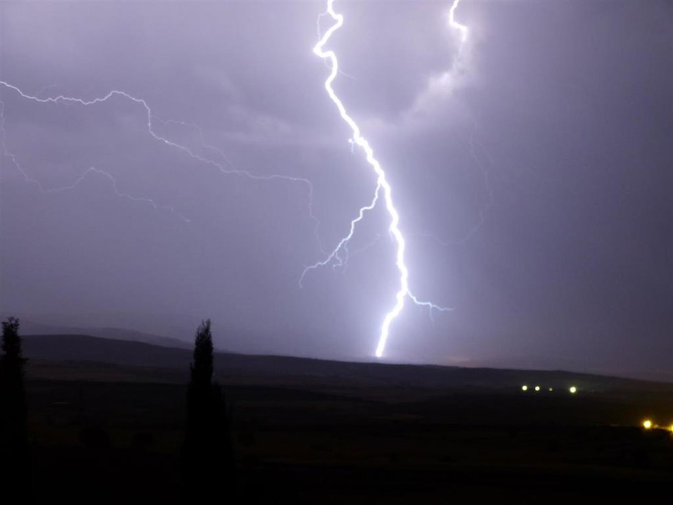 Archivo - La AEMET eleva a naranja el aviso por tormentas en el litoral, el centro y el valle de Villaverde.-ARCHIVO