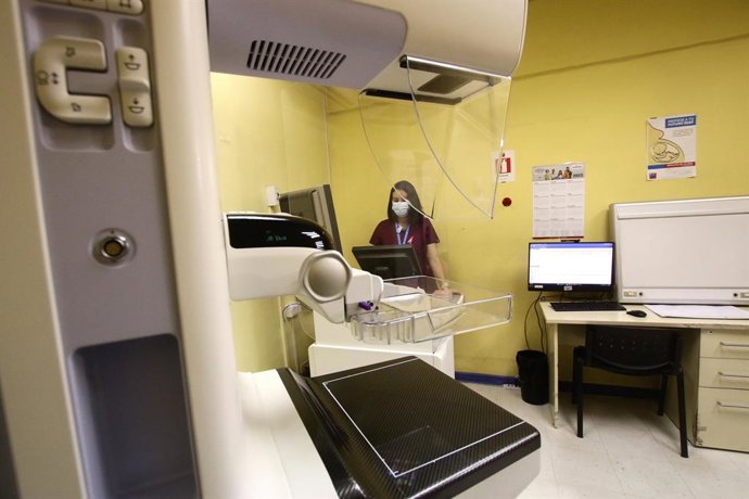 Santiago, 20 de Abril 2023. La Ministra de Salud y la presidenta de la Fundación Care dan a conocer los detalles y alcance de la nueva ley de exime del requisito de la orden médica para realizarse una mamografía. Javier Salvo/ Aton Chile