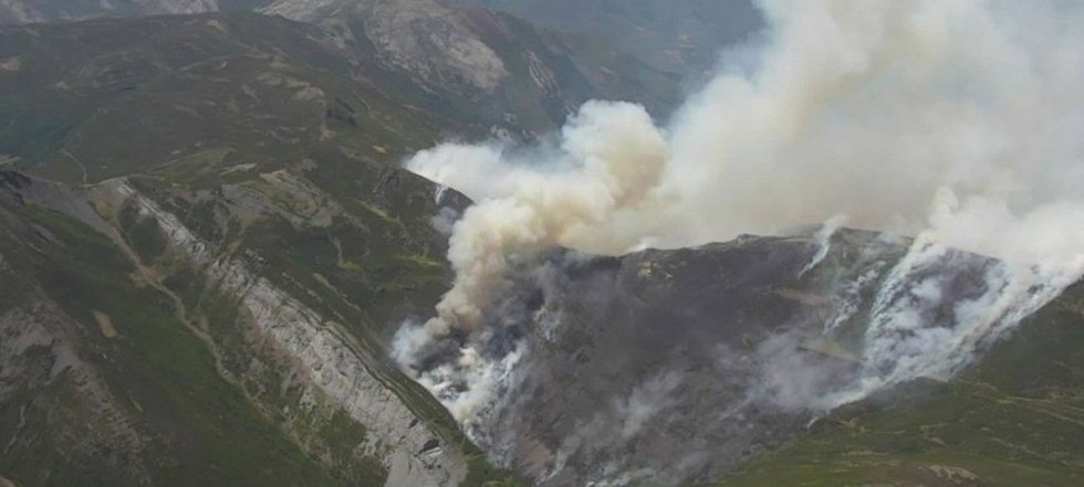 Declarado un incendio intencionado de gravedad 1 en Canseco (León) con una veintena de medios desplegados