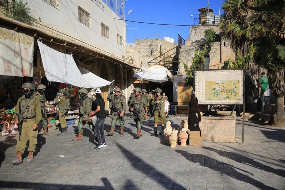 Archivo - Soldados israelíes se despliegan en la Ciudad Vieja de Hebrón, en Cisjordania, para garantizar una incursión de colonos israelíes en la zona