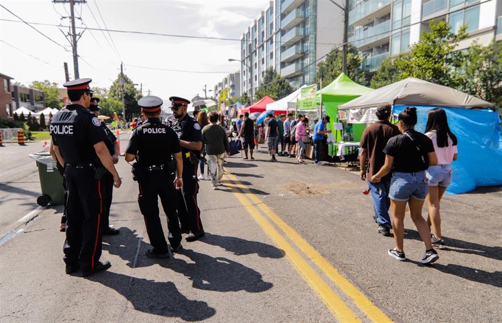 Archivo - Agentes de Policía durante un festival callejero en Toronto, Canadá (archivo)