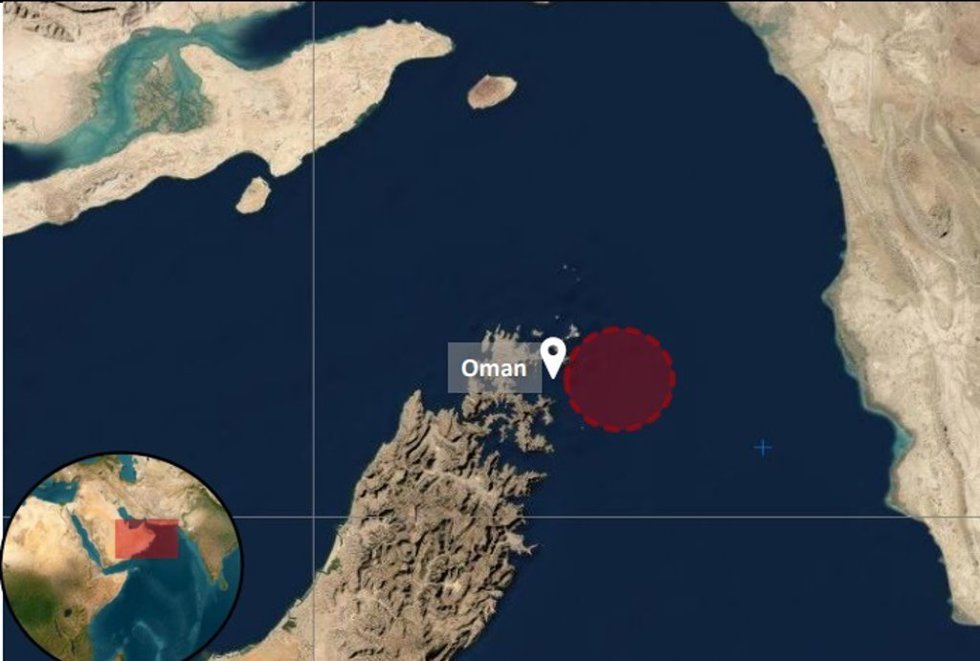 La tripulación del barco atacado en Ormuz abandona la embarcación.