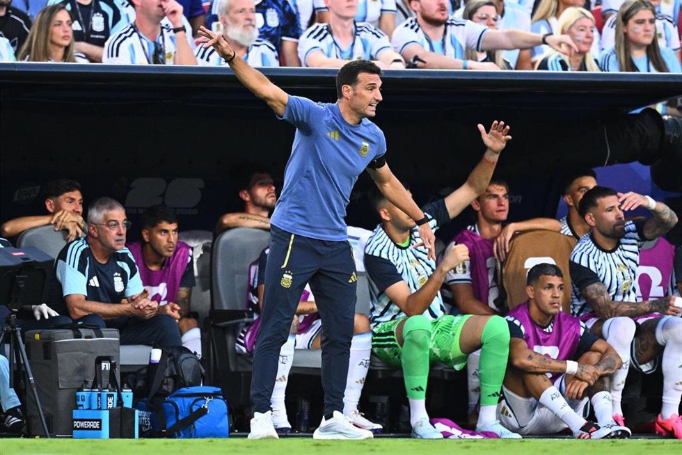 Entrenador argentino Lionel Scaloni da instrucciones durante el partido de cuartos de final del Mundial 2026 entre Argentina y Suiza, disputado en el estadio de Kansas City