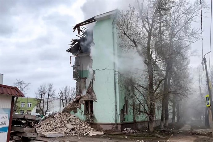 Archivo - RUSSIA, SAMARA REGION - APRIL 22, 2026: A view of a partially collapsed apartment building in Syzran after a drone strike. Video grab. Best quality available