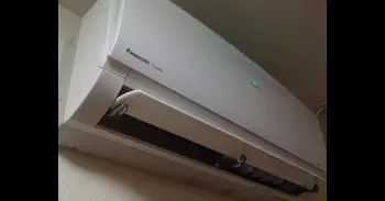 Un juez avala que unos vecinos mantengan su aire acondicionado en la fachada