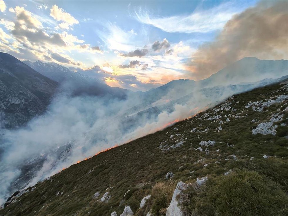 Archivo - Un incendio forestal en Peñarrubia.-ARCHIVO