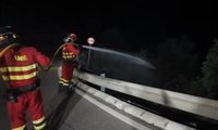Los trabajos para extinguir el incendio de Los Gallardos siguen mientras se asegura el perímetro