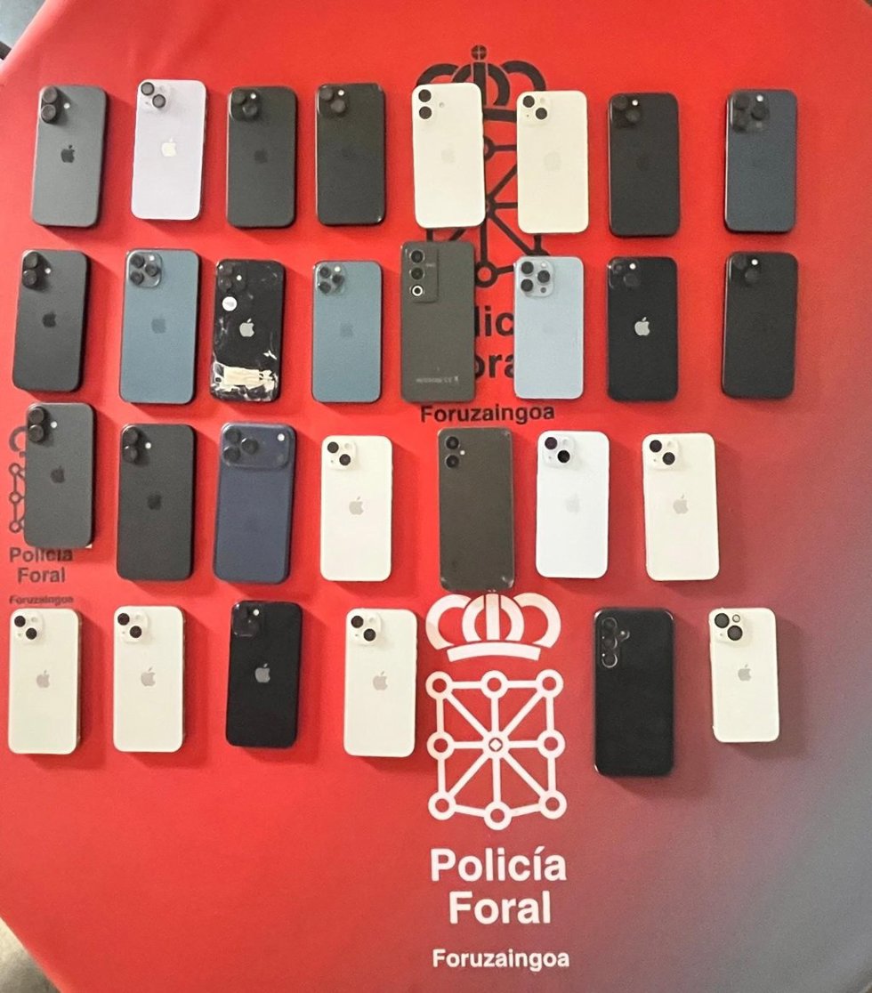 Móviles recuperados por la Policía Foral.