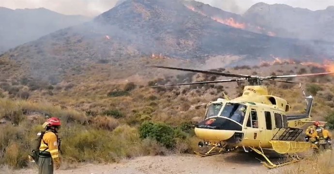 Efectivos adscritos al Plan Infomur participan en las labores de extinción de un incendio forestal declarado este sábado por la tarde en una zona ubicada entre Bolnuevo y Cañada de Gallego de la Sierra de Las Moreras, en Mazarrón (Murcia).