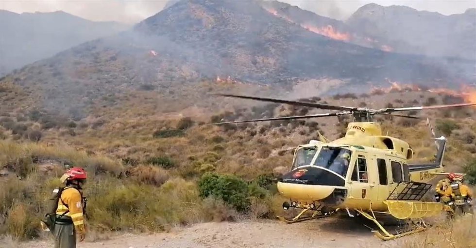 Efectivos adscritos al Plan Infomur participan en las labores de extinción de un incendio forestal declarado este sábado por la tarde en una zona ubicada entre Bolnuevo y Cañada de Gallego de la Sierra de Las Moreras, en Mazarrón (Murcia).