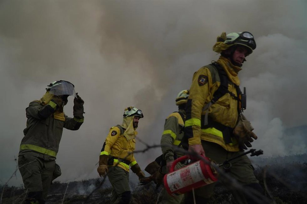 Archivo - Bomberos trabajan en las tareas de extinción del incendio forestal en las parroquias de Noicela y Caión, a 6 de abril de 2026, en A Coruña, Galicia (España).