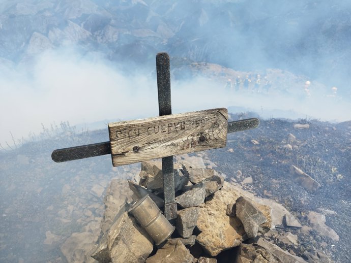 Bomberos trabajan en la extinción del incendio forestal de Picu Cuervu
