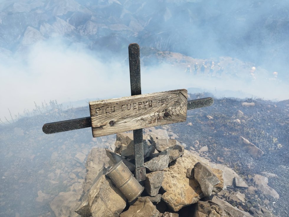 Bomberos trabajan en la extinción del incendio forestal de Picu Cuervu