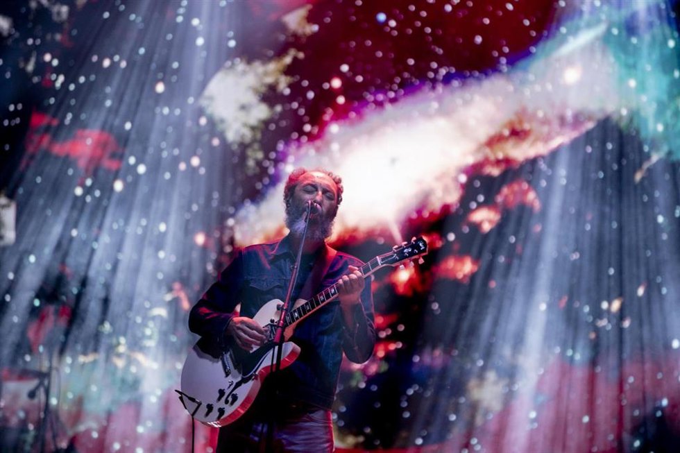 Jota, cantante de Los Planetas, con el universo de fondo, este sábado en el escenario flotante de Pirineos Sur.