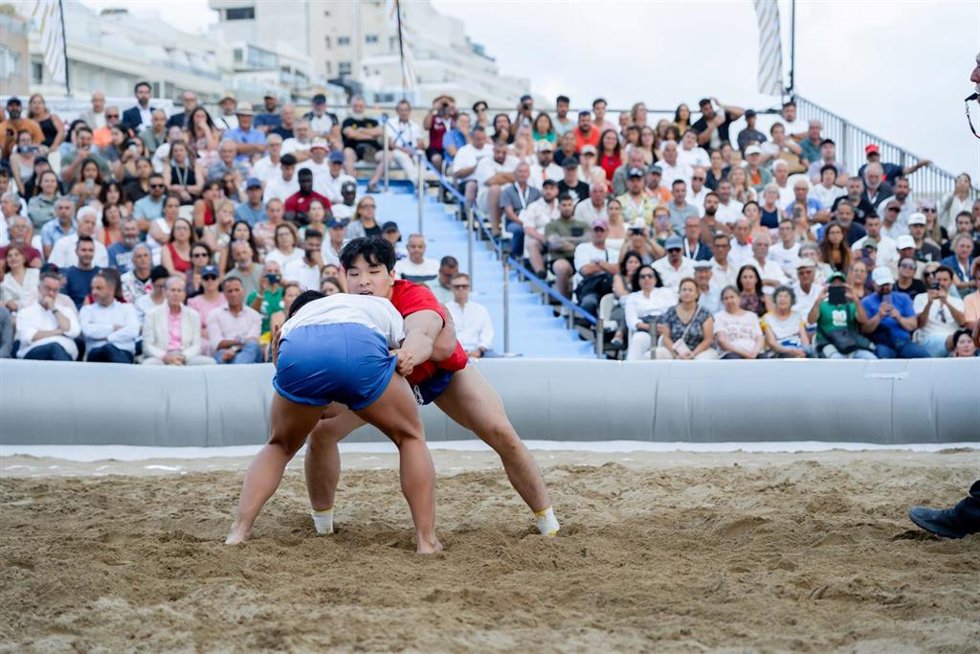 La selección de ssireum de Corea del Sur se impone a la canaria en una lucha amistosa sobre la arena de Las Canteras