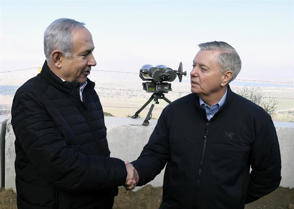 Archivo - El primer ministro israelí, Benjamin Netanyahu (izquierda), estrecha la mano de Lindsey Graham en un mirador en los Altos del Golán, territorio ocupado por Israel, el 11 de marzo de 2019