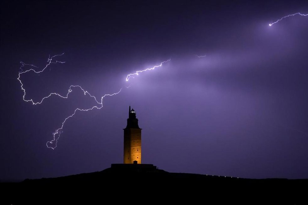 Archivo - Vista de un rayo sobre la Torre de Hércules, a 26 de octubre de 2022, en A Coruña, Galicia (España). Situada en la costa norte de la península coruñesa, en un cerro de unos 50 metros de altitud.