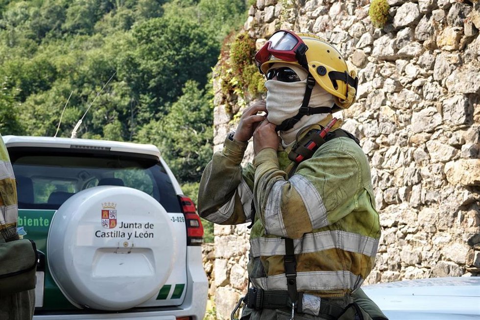 Un bombero se prepara para extinguir el incendio forestal, a 6 de julio de 2026, en Ribota de Sajambre, León, Castilla y León (España). 